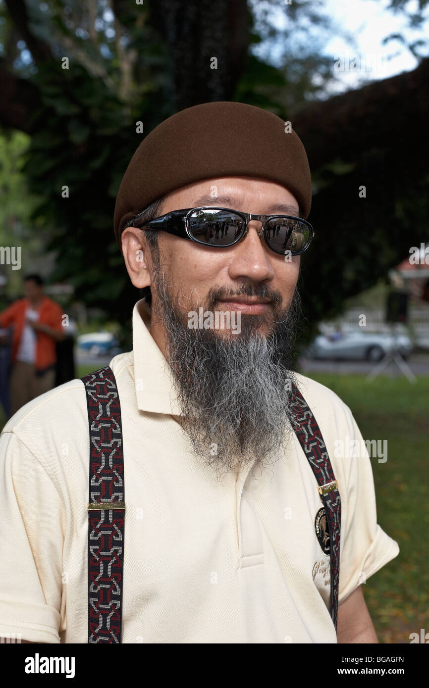 Portrait d'un homme asiatique barbu avec beret et lunettes de soleil. S. E.  Asie Thaïlande Photo Stock - Alamy