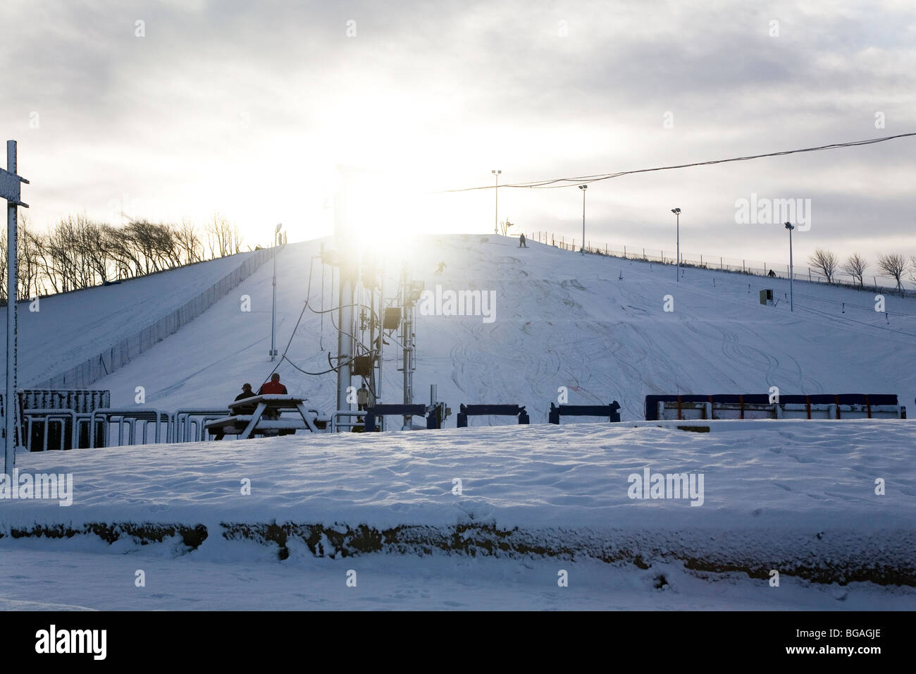 Le soleil brille sur les pistes de neige lié Silksworth pente de ski à Sunderland, en Angleterre. Banque D'Images