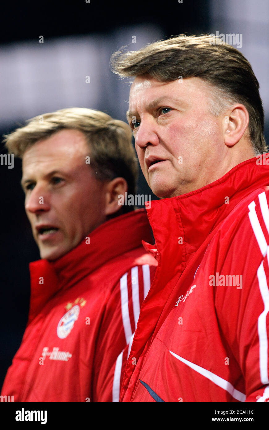 Le manager du FC Bayern Muenchen Luis Van Gaal à droite et l'entraîneur adjoint Andries Jonker Banque D'Images