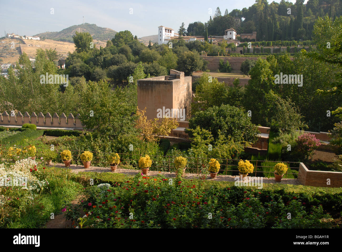 Vue des jardins de l'hôtel vers l'Generalifa, l'Alhambra, Grenade, Andalousie, Espagne Banque D'Images