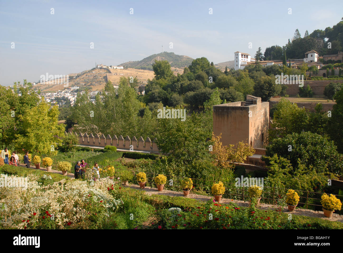 Vue des jardins de l'hôtel vers le Generalife, l'Alhambra, Grenade, Andalousie, Espagne Banque D'Images