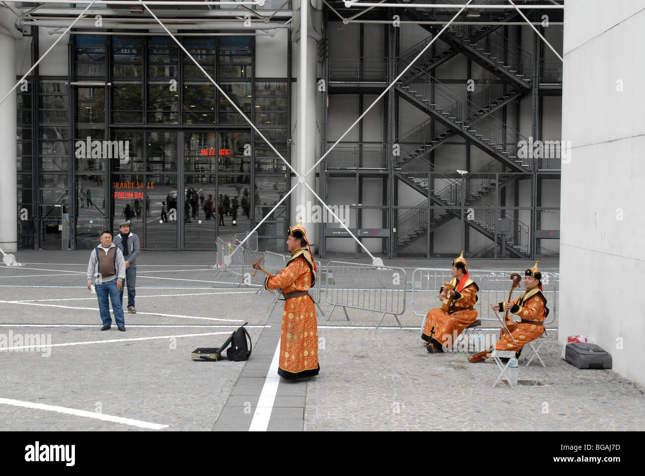 France, Paris, le mongol des musiciens de rue au Centre Georges Pompidou Banque D'Images