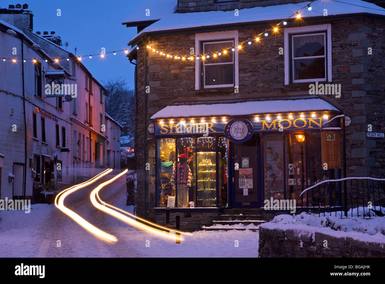 North Road, Ambleside, sur une soirée d'hiver enneigé, Parc National de Lake District, Cumbria, Angleterre, Royaume-Uni Banque D'Images