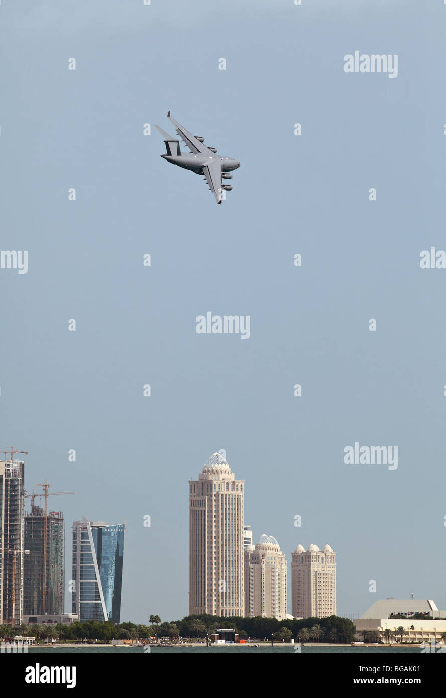 L'une des Force aérienne Qatarie's deux nouveaux C-17 Globemaster III Les avions lourds de transport sur la zone d'hôtels dans le cadre de Doha Banque D'Images