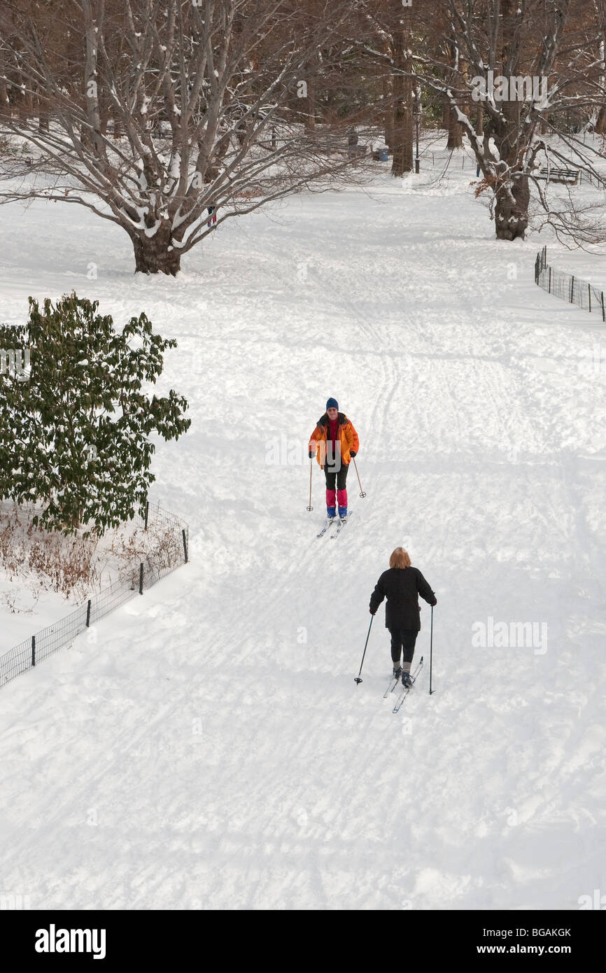 Ski de Central Park, New York après une chute de neige Banque D'Images