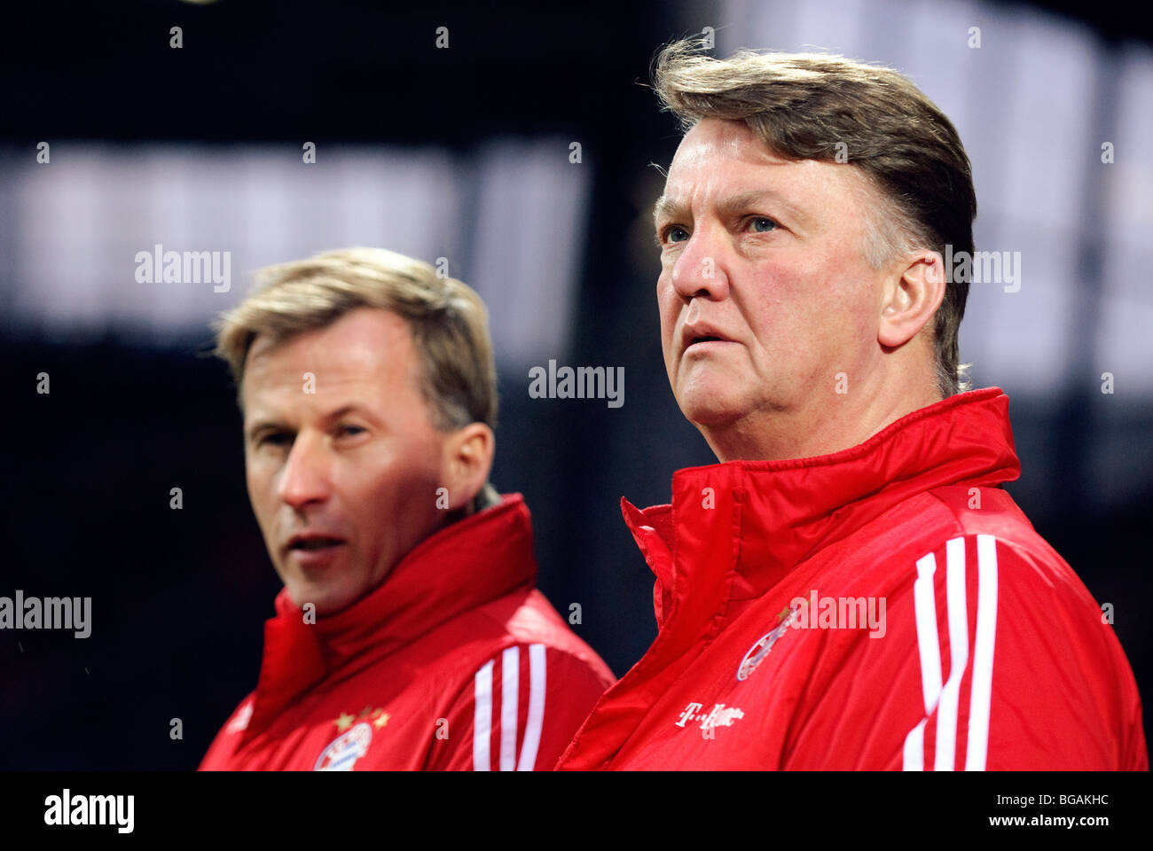 Le manager du FC Bayern Muenchen Luis Van Gaal à droite et l'entraîneur adjoint Andries Jonker Banque D'Images