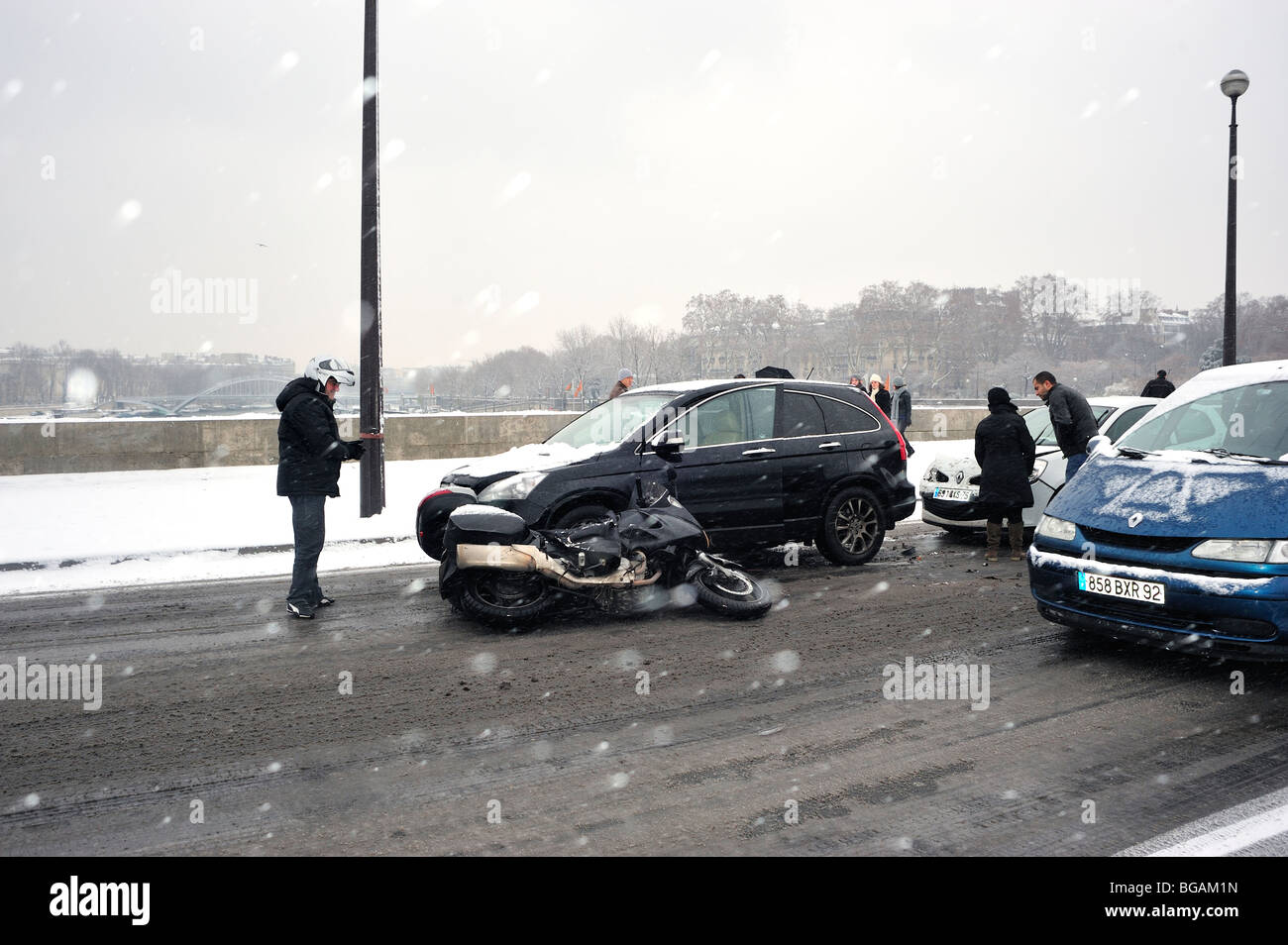 Paris, France, accident d'automobile et de moto pendant l'hiver personnes  dans la tempête de neige Photo Stock - Alamy