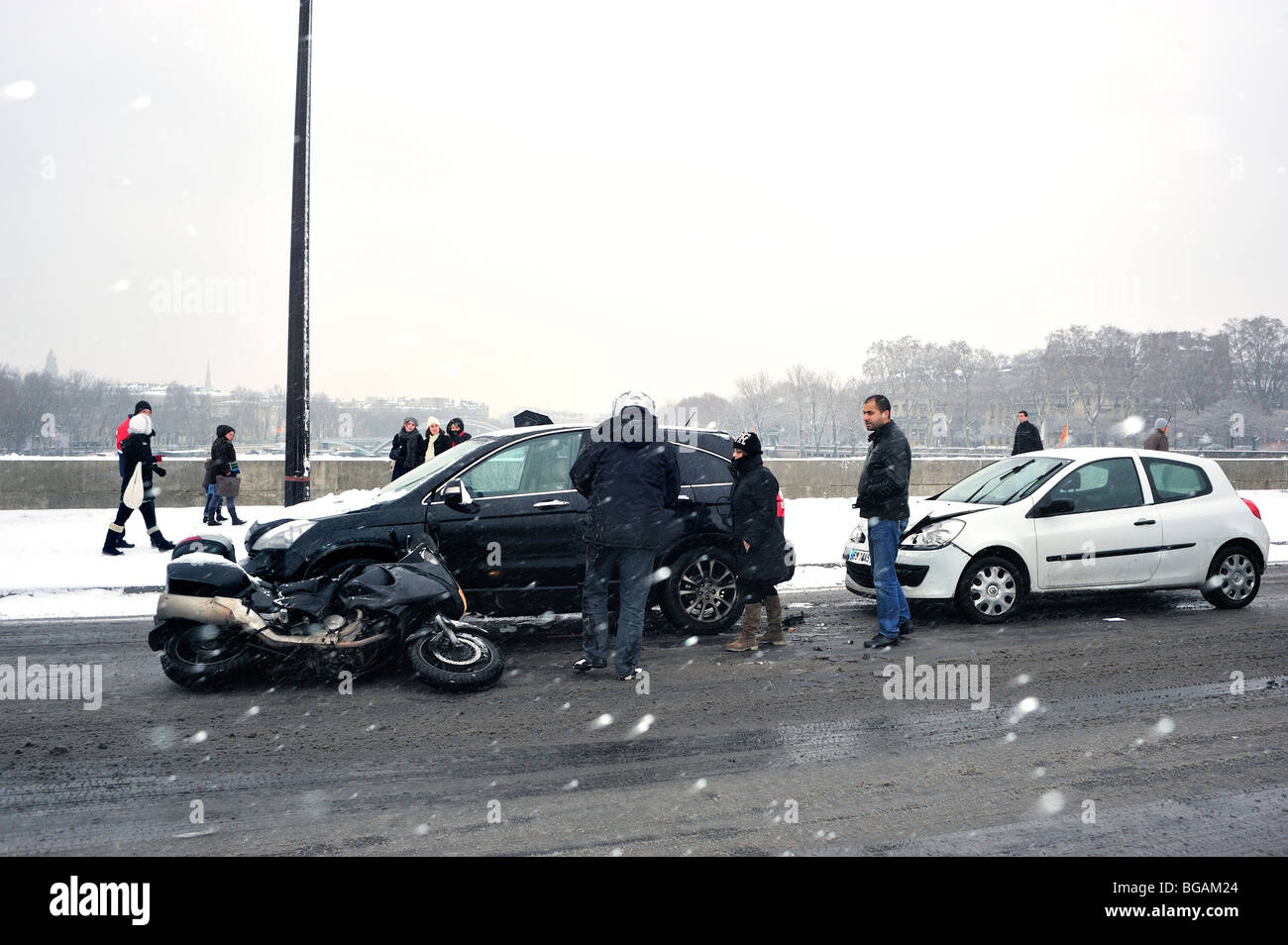 Paris, France, l'automobile et l'accident de moto pendant la tempête de neige, on Street Banque D'Images