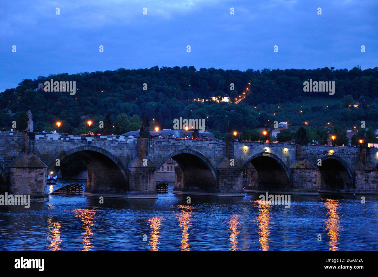 La nuit, le Pont Charles, Prague, République Tchèque Banque D'Images La nuit, le Pont Charles, Prague, République Tchèque Banque D'Images