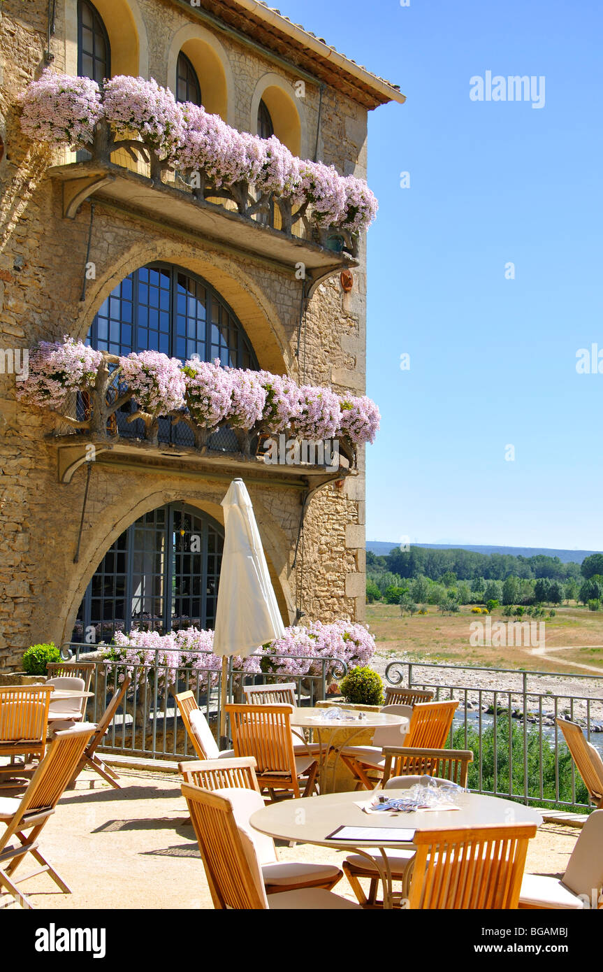 Hôtel Restaurant Le Vieux Moulin au Pont du Gard, Provence, France Photo  Stock - Alamy