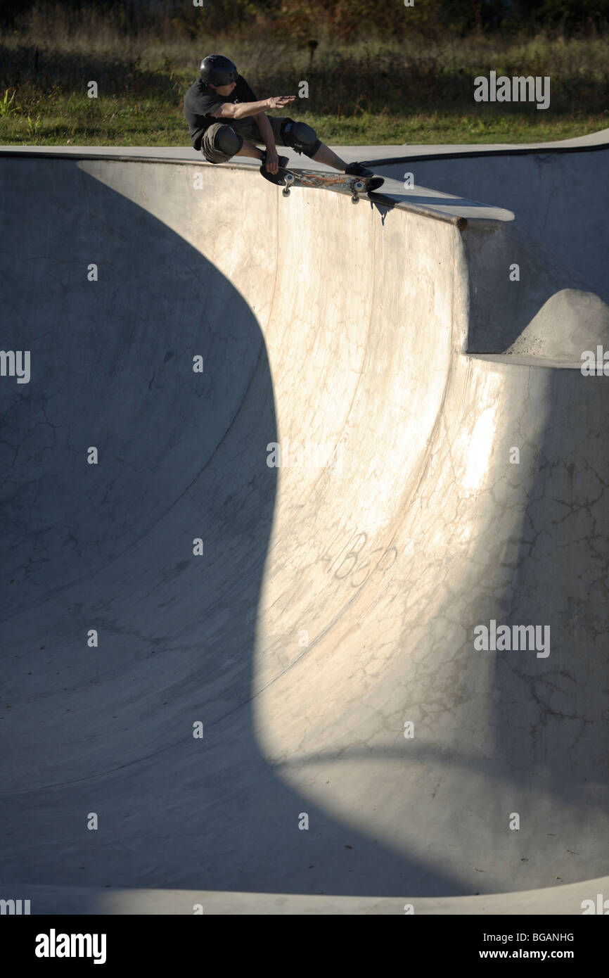 Skateur professionnel Dave Allen n'frontside crailslide Dreamlands au skatepark Banque D'Images