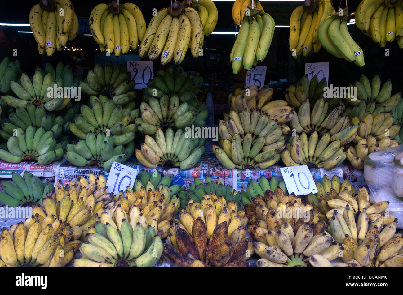 Bananes mûres fraîches dans un marché à Chiang Mai, Thaïlande. Banque D'Images