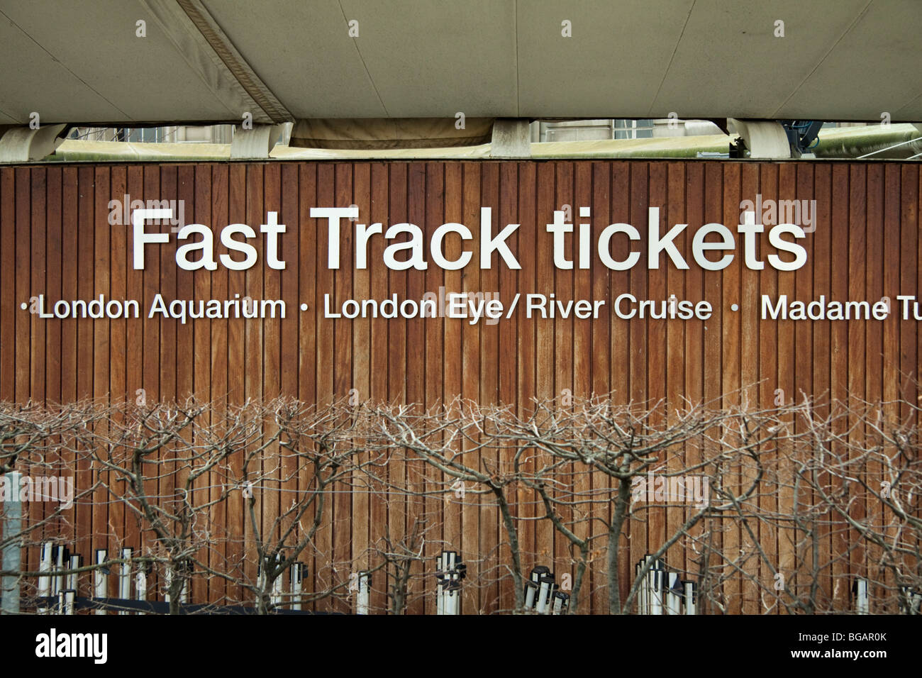 Voie rapide billetterie à Londres, en Angleterre, la vente de billets pour l'Aquarium de Londres, le London Eye, Madame Tussauds. Banque D'Images