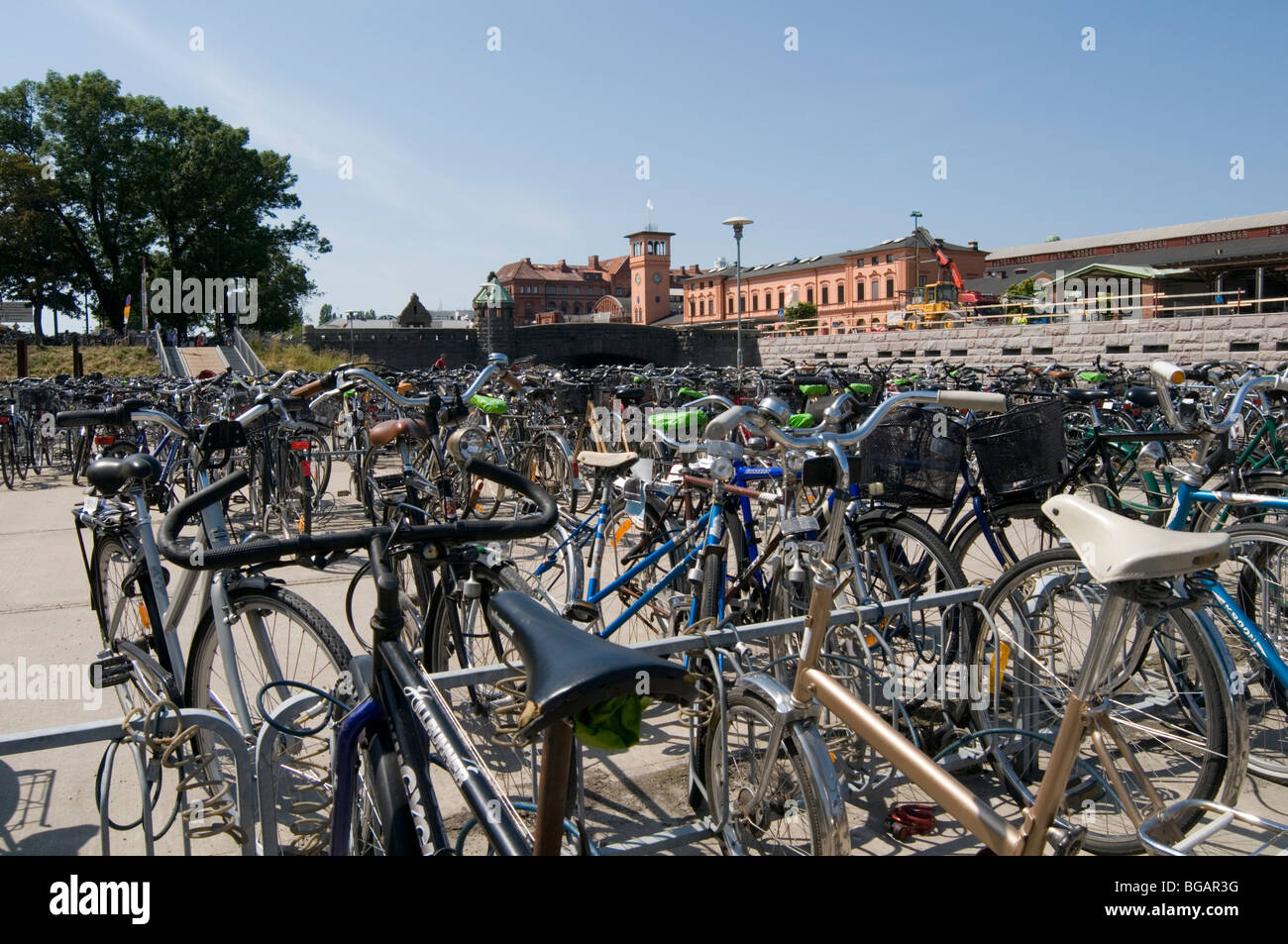 Cycles motos garées devant la gare de Malmö Suède Scandinavie scandinave suédois au transport des navetteurs railway trains getti Banque D'Images