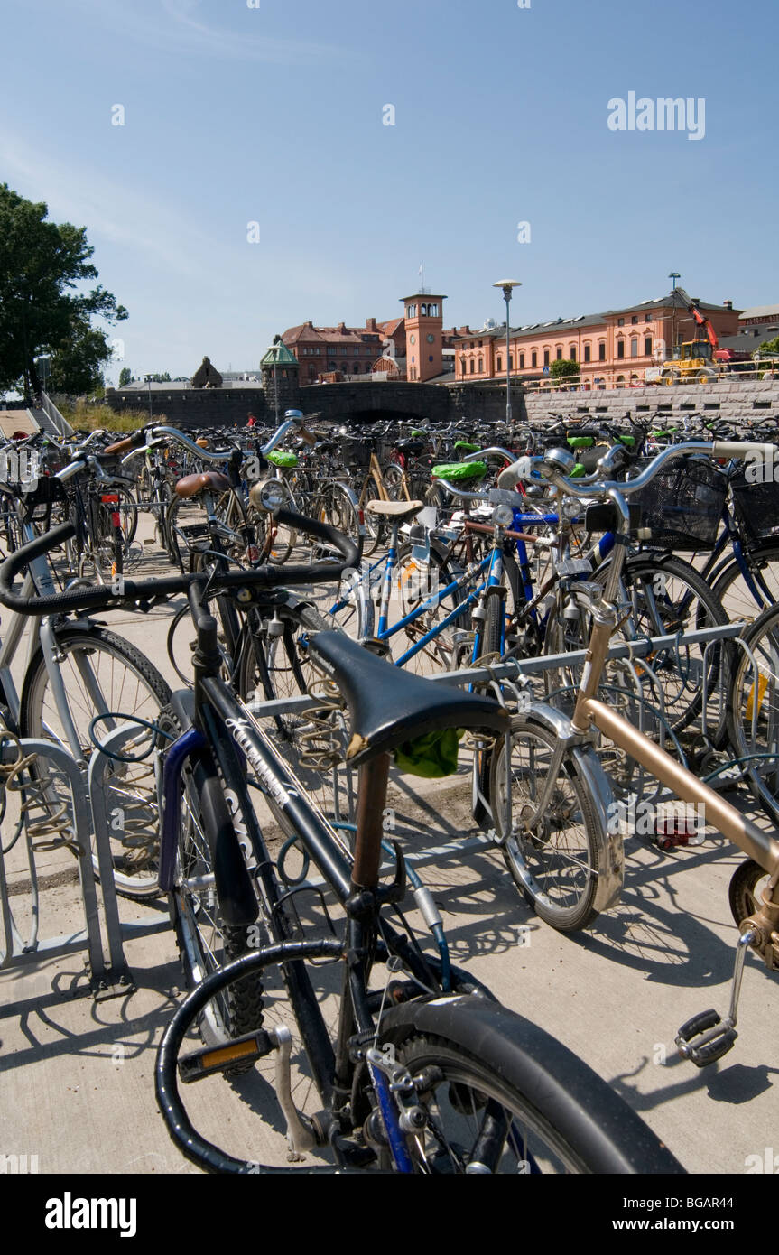 Cycles motos garées devant la gare de Malmö Suède Scandinavie scandinave suédois au transport des navetteurs railway trains getti Banque D'Images