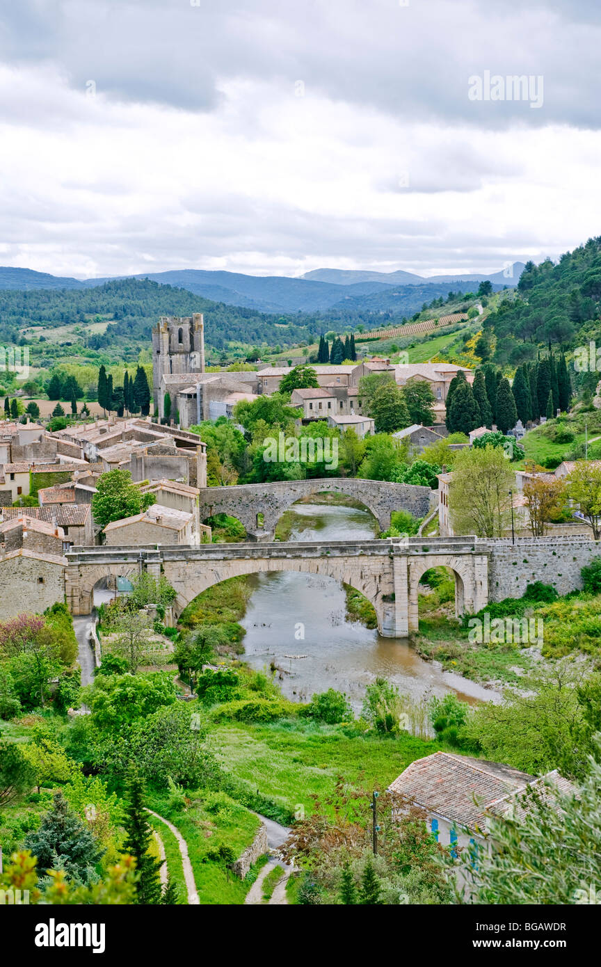 Vue d'un village médiéval de Lagrasse, dans le sud-est de la France Banque D'Images