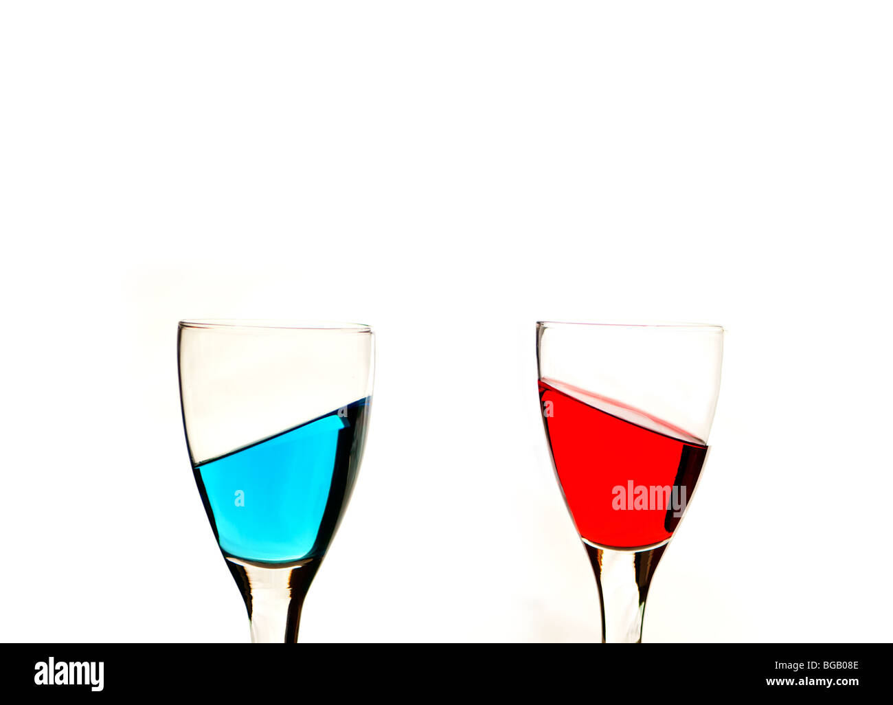 Le rouge et le bleu liquide dans des verres à vin Banque D'Images