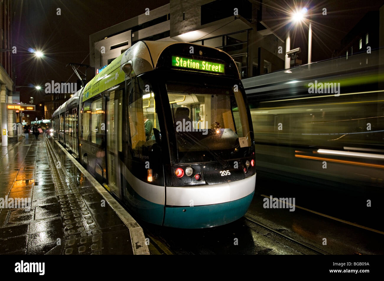 Le tramway de Nottingham dans et autour de la ville à l'arrêt du marché de la dentelle avec des magasins et tescos Banque D'Images