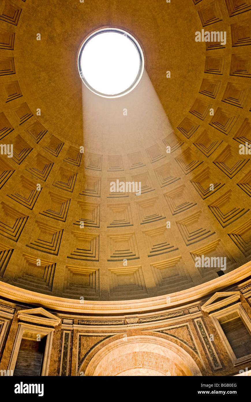 Rome, Italie. Intérieur du Panthéon à la Piazza della Rotonda l'Oculus et le plafond à caissons. Banque D'Images