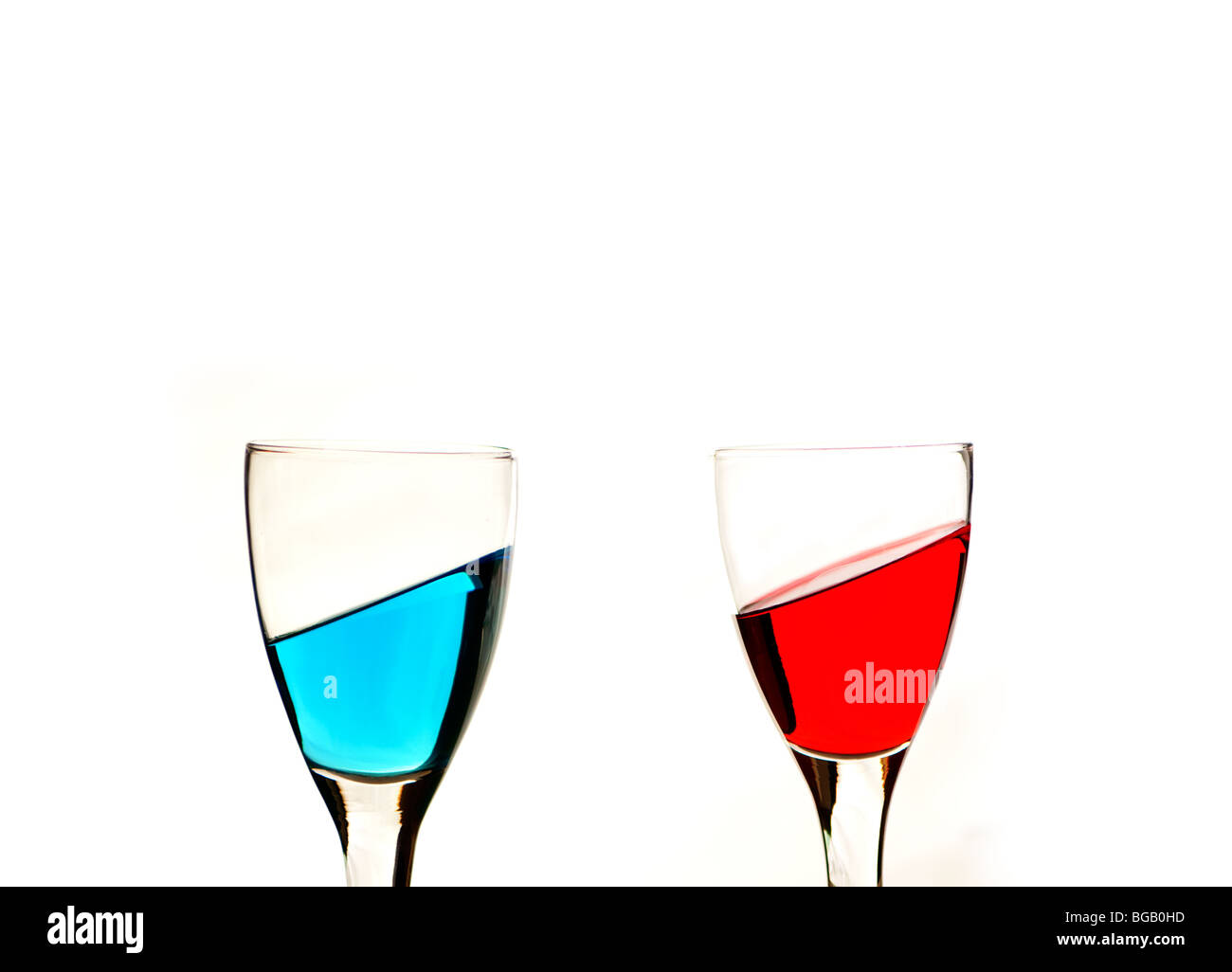 Le bleu et le rouge liquide dans des verres à vin Banque D'Images