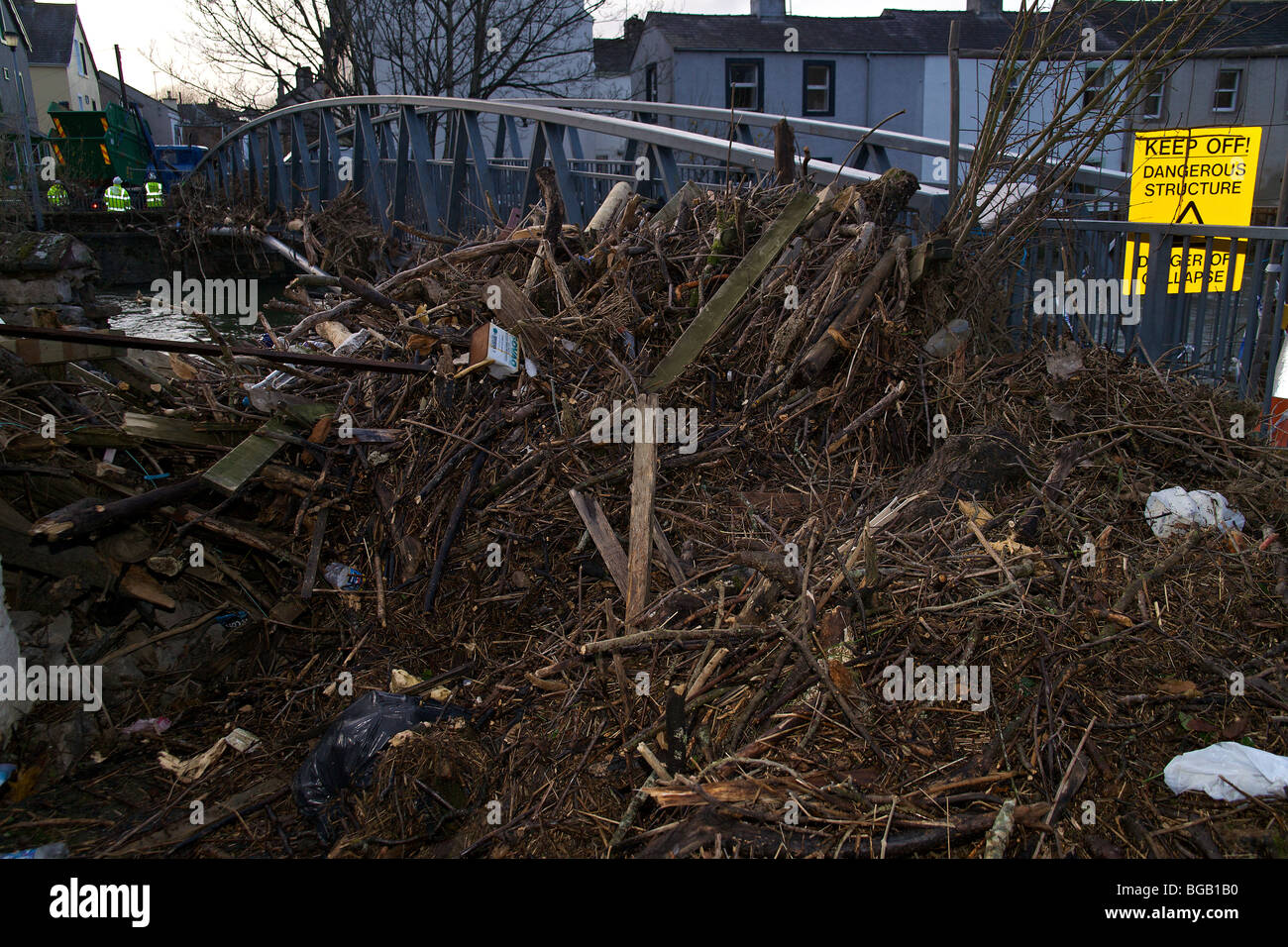 Amassé flotsam menace Cocker Lane passerelle se cacher d'éventuels dommages Banque D'Images