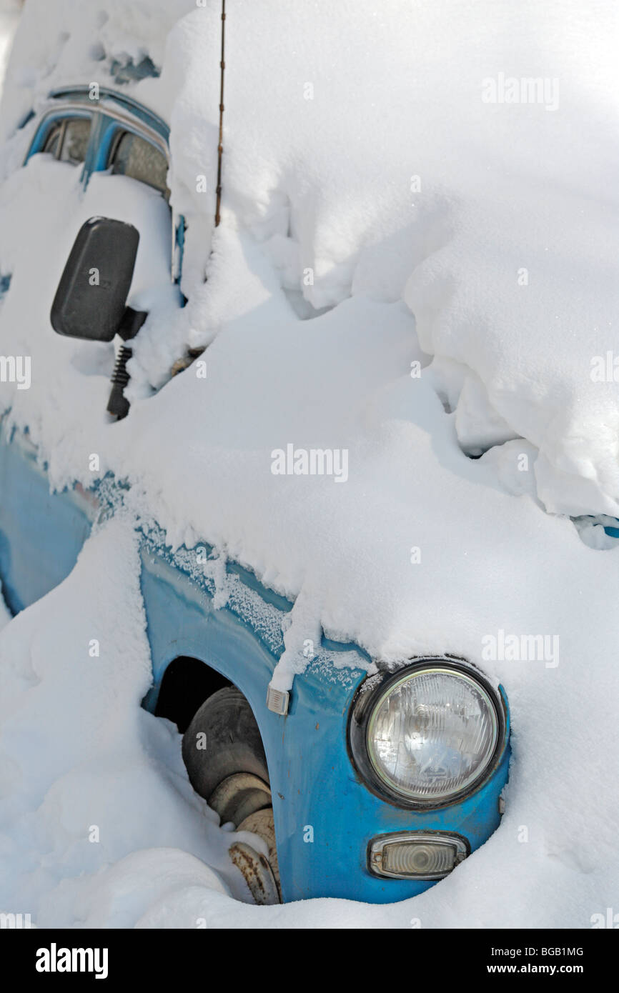 1950 voiture russe "Pobeda" sous la neige, Moscou, Russie Banque D'Images