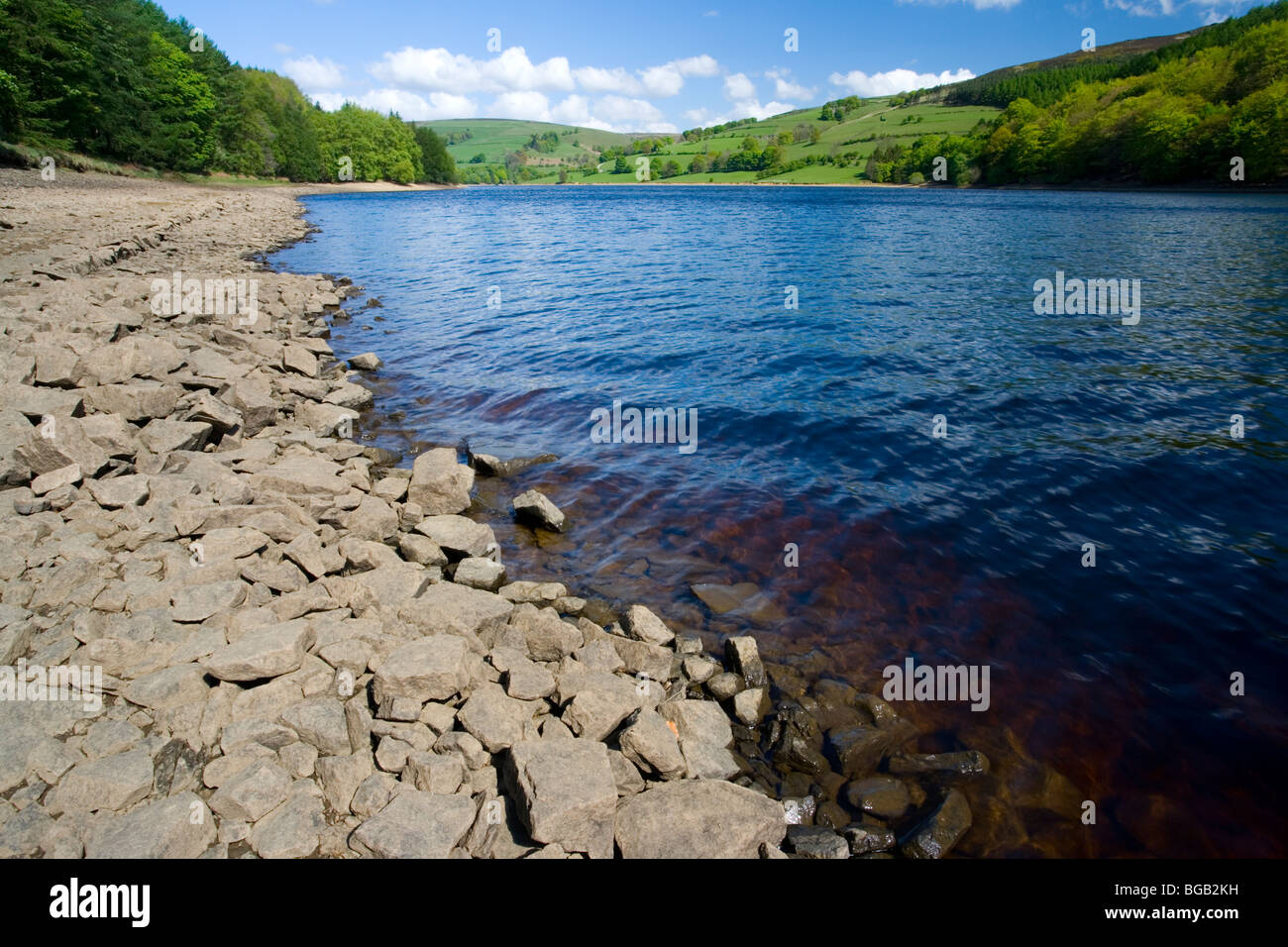 Le littoral de Ladybower Reservoir dans la Haute Vallée de Derwent dans le Peak District, dans le Derbyshire Banque D'Images