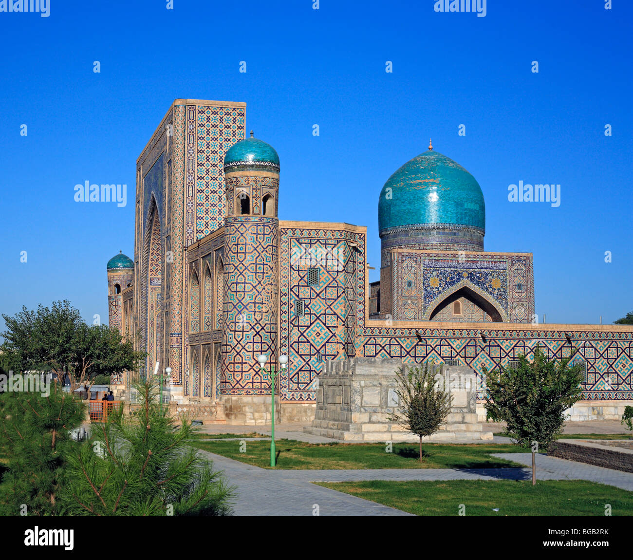 Le Tilla Kori Madrasah, place du Registan, Samarkand, Ouzbékistan Banque D'Images