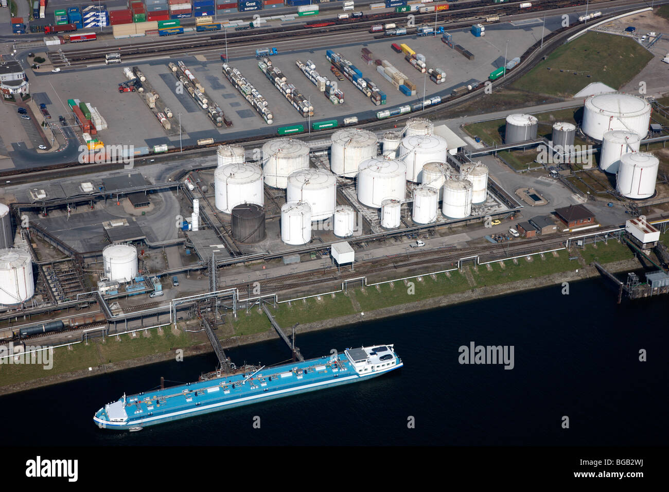 Port Duisport et centre de logistique sur les bords du Rhin, plus grand port intérieur du monde. Duisburg, NRW, Allemagne, Europe. Banque D'Images