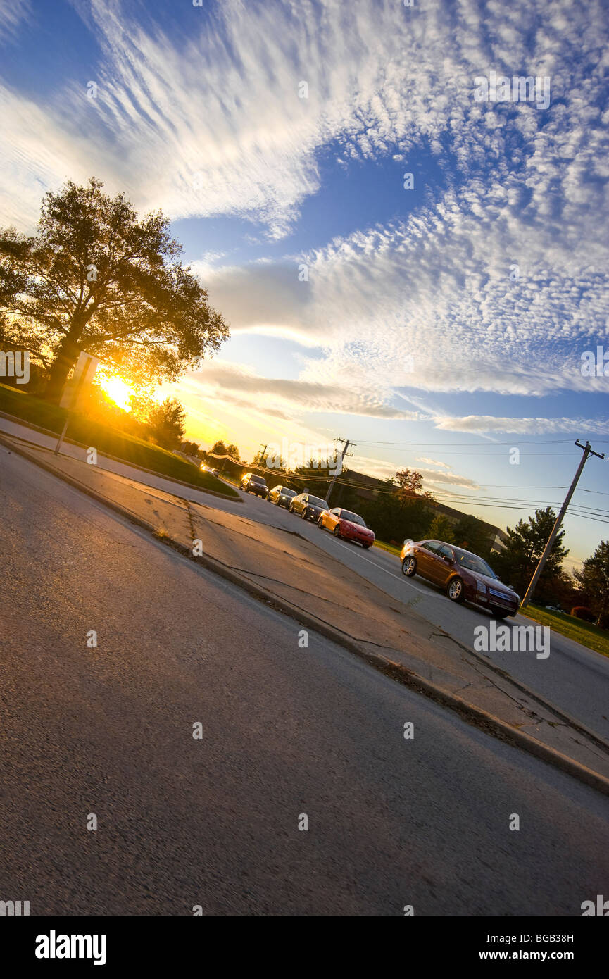 Voitures et de circulation sur route de banlieue avec beau coucher du soleil pendant les heures de pointe du soir, Philadelphia, USA Banque D'Images