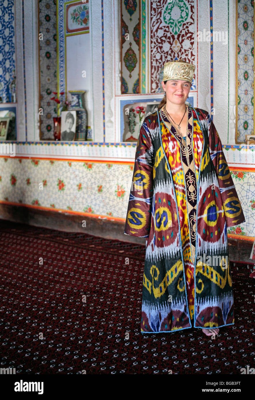 Femme en costume traditionnel ouzbek, Boukhara, Ouzbékistan Banque D'Images