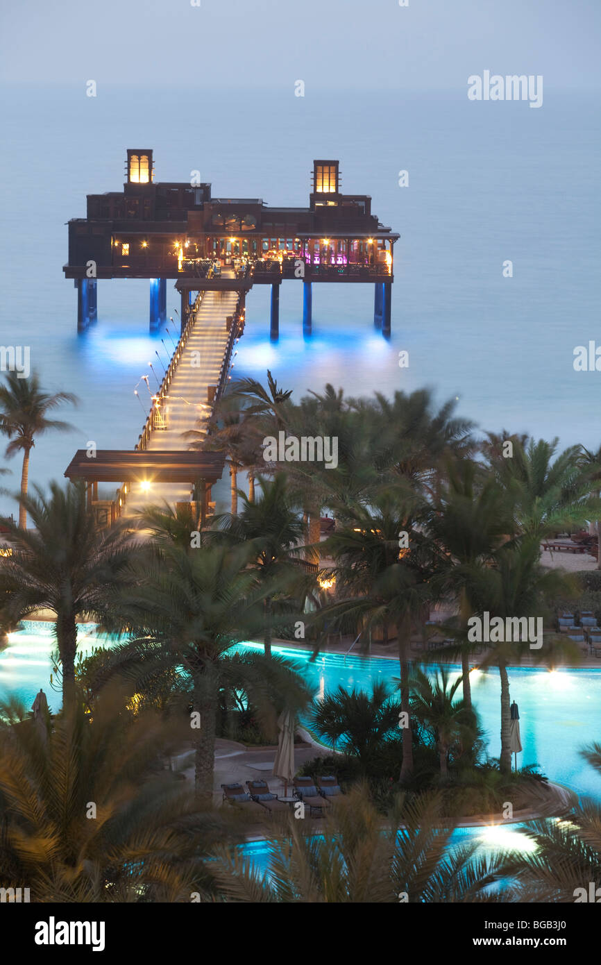 Medinat Jumeirah hotel vue de mer au crépuscule, Dubaï, Émirats Arabes Unis Banque D'Images