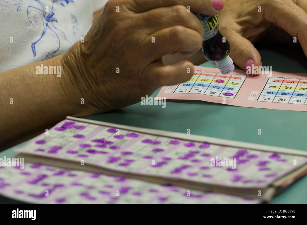 Joueur de Bingo stamping ses chiffres sur ses cartes de bingo, Southend, salle de bingo, Essex, UK Banque D'Images