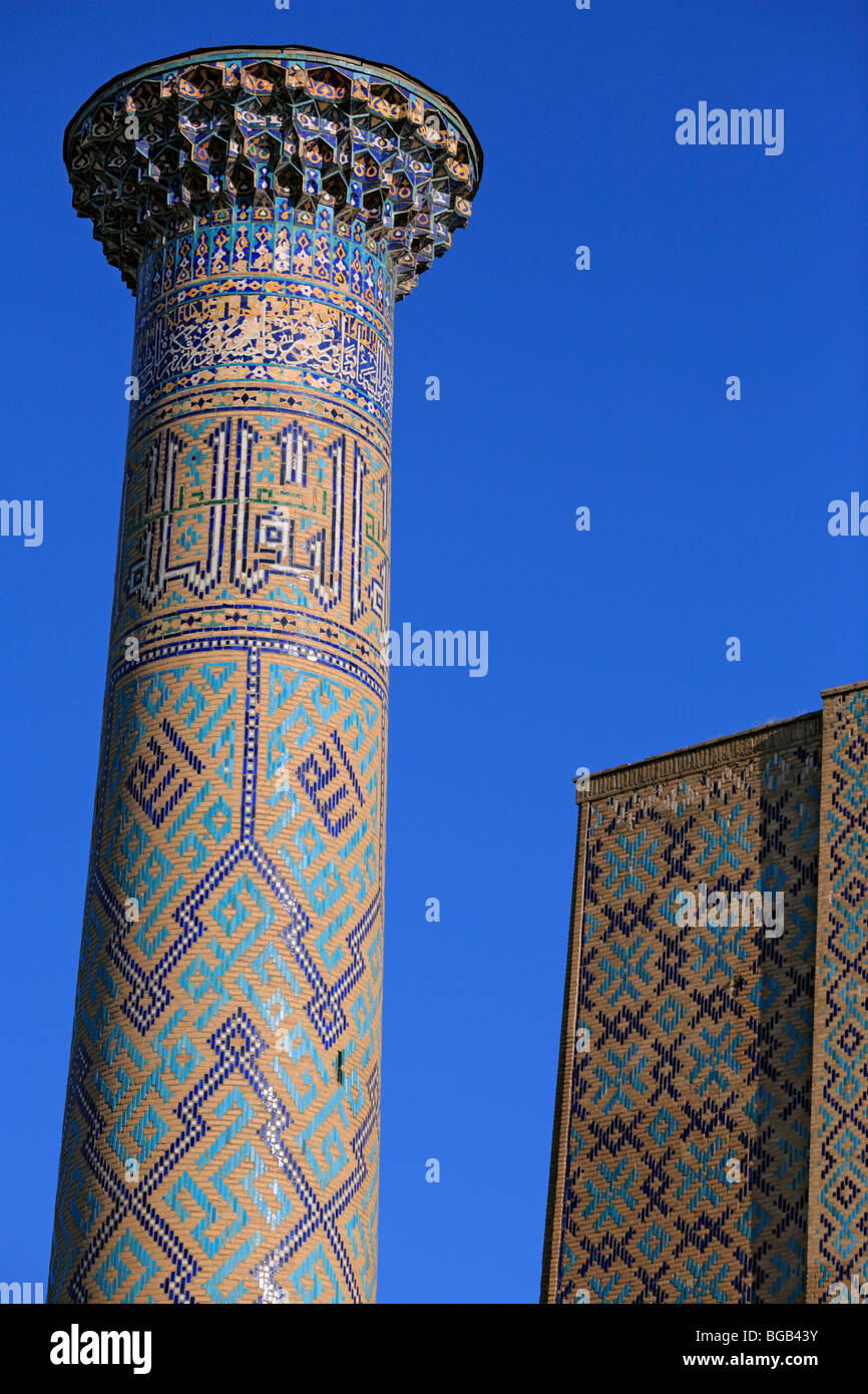 Les minarets de l'Ulugh Beg-Madrasah, place du Registan, Samarkand, Ouzbékistan Banque D'Images