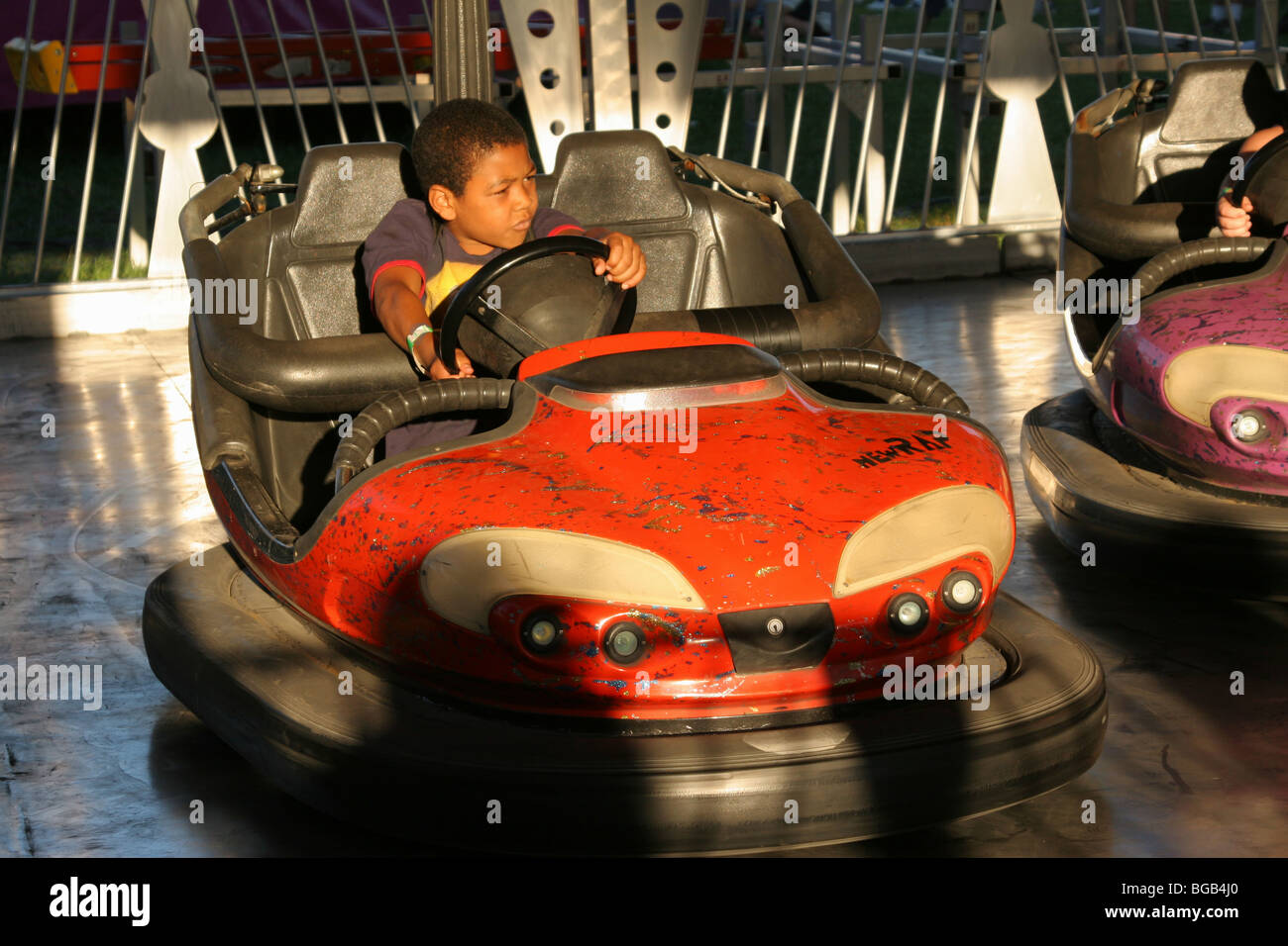 Garçon afro en auto Tamponneuse Carnival Ride. Canfield Canfield, juste, dans l'Ohio. Banque D'Images