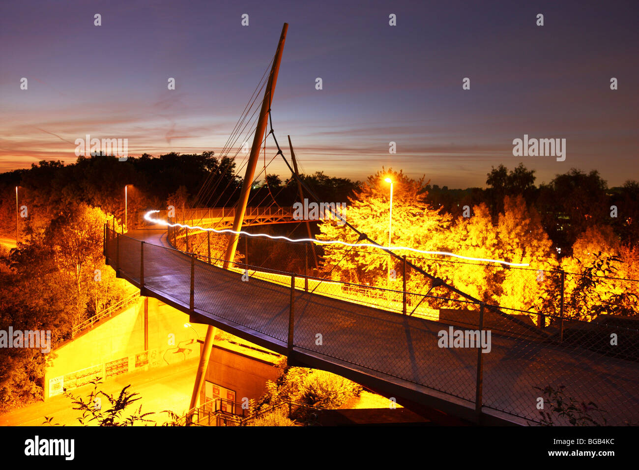 Sentier de randonnée et vélo route qui passe par l'ensemble de la région de la Ruhr. Bridge à Bochum, Allemagne, Europe. Banque D'Images