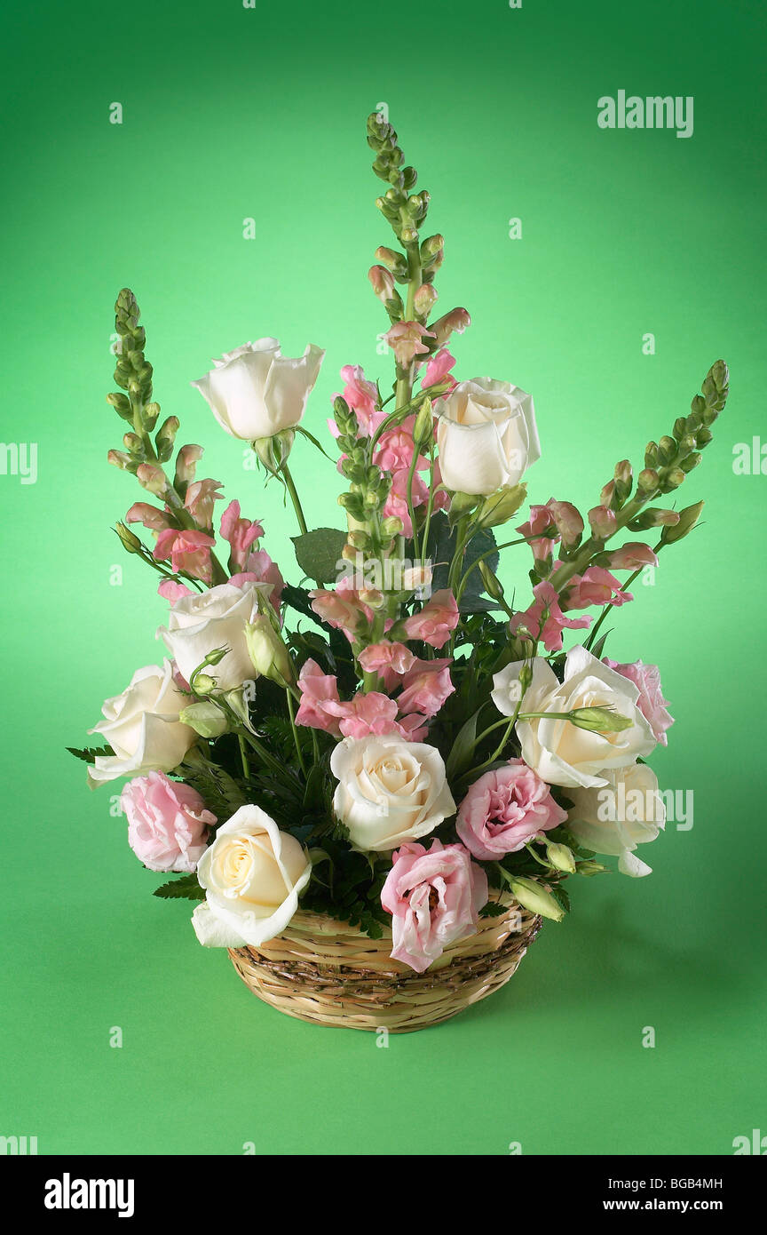 Fleurs roses Bouquet de fleurs composition florale Panier, USA Banque D'Images