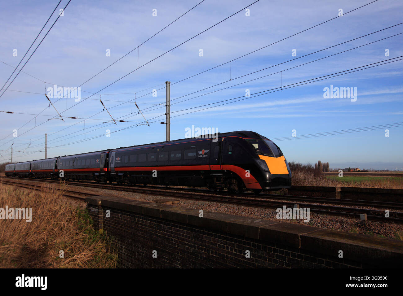 Grand Central 180 Classe Zephyr Moteur Diesel Haute Vitesse Connington passage à niveau sans pilote de ligne principale de la côte est de Peterborough Banque D'Images