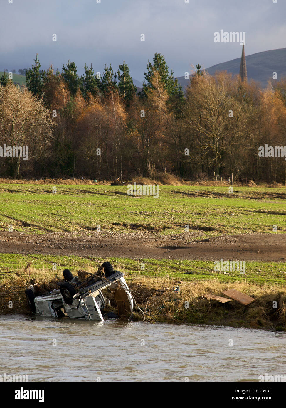 Les constructeurs locaux van à un kilomètre en aval de Cockermouth dans la rivière Derwent 2009 Banque D'Images