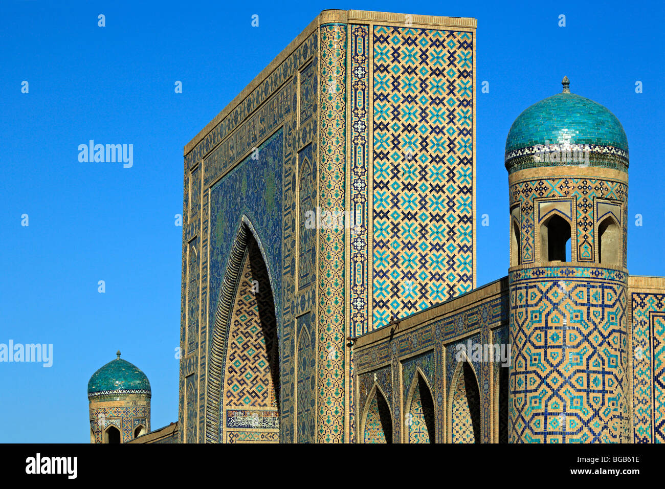 Le Tilla Kori Madrasah, place du Registan, Samarkand, Ouzbékistan Banque D'Images