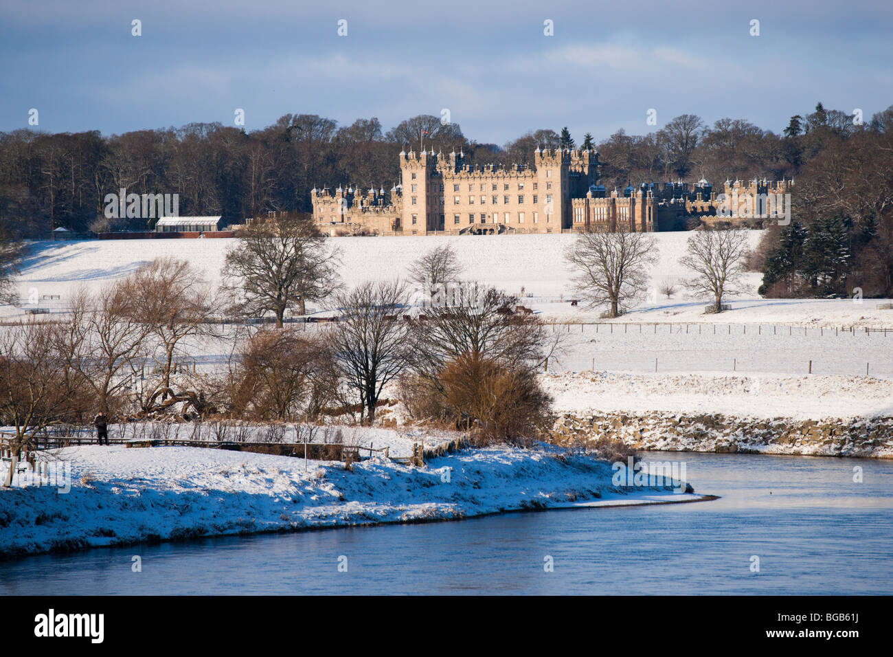 Décembre neige scène Kelso Scottish Borders UK - étages Château siège du Duc de Roxburghe - vu avec la rivière Tweed Banque D'Images