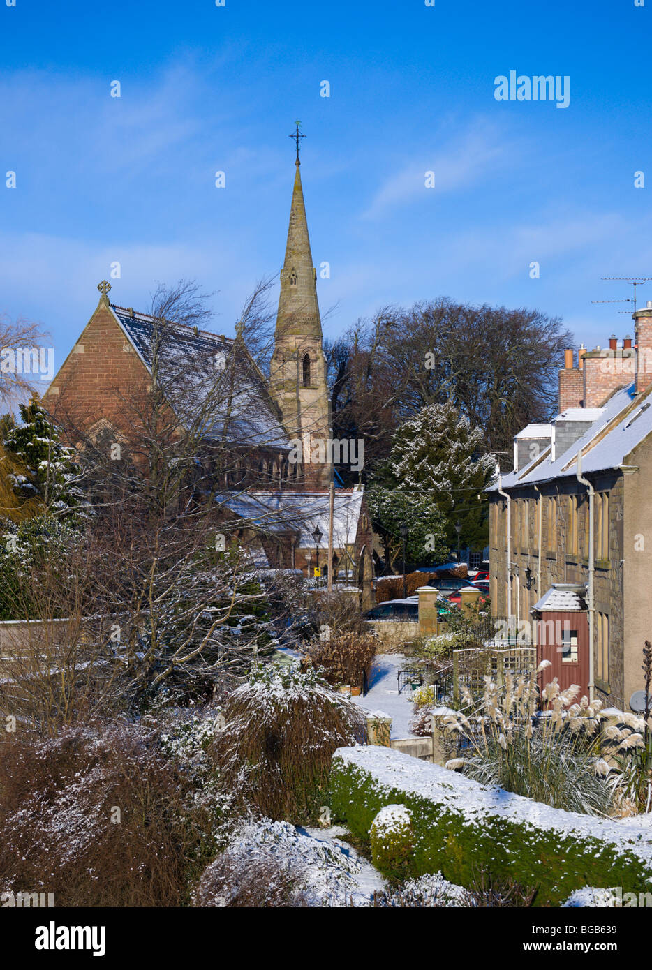 Décembre neige scène Kelso Scottish Borders UK - l'église St Andrews et à proximité cottages Banque D'Images