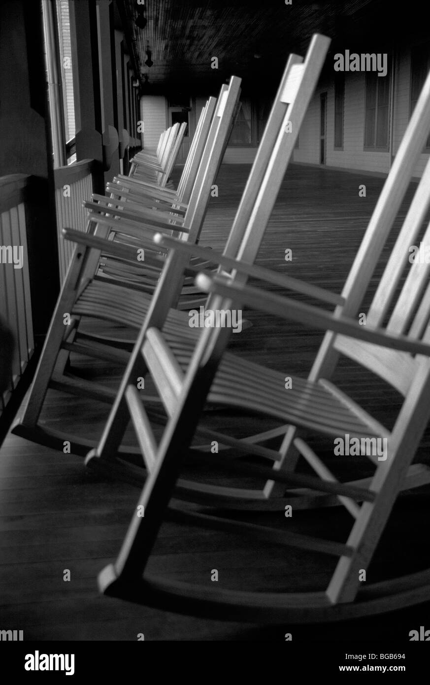 Rangée de chaises à bascule sur le porche Banque D'Images