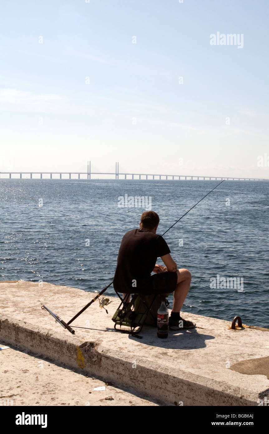 Pont de l'oresund suède eaux suédoises mer baltique pêcheur pêche pêche pêcheur fisher man tiges tige la capture de poissons de l'été Banque D'Images