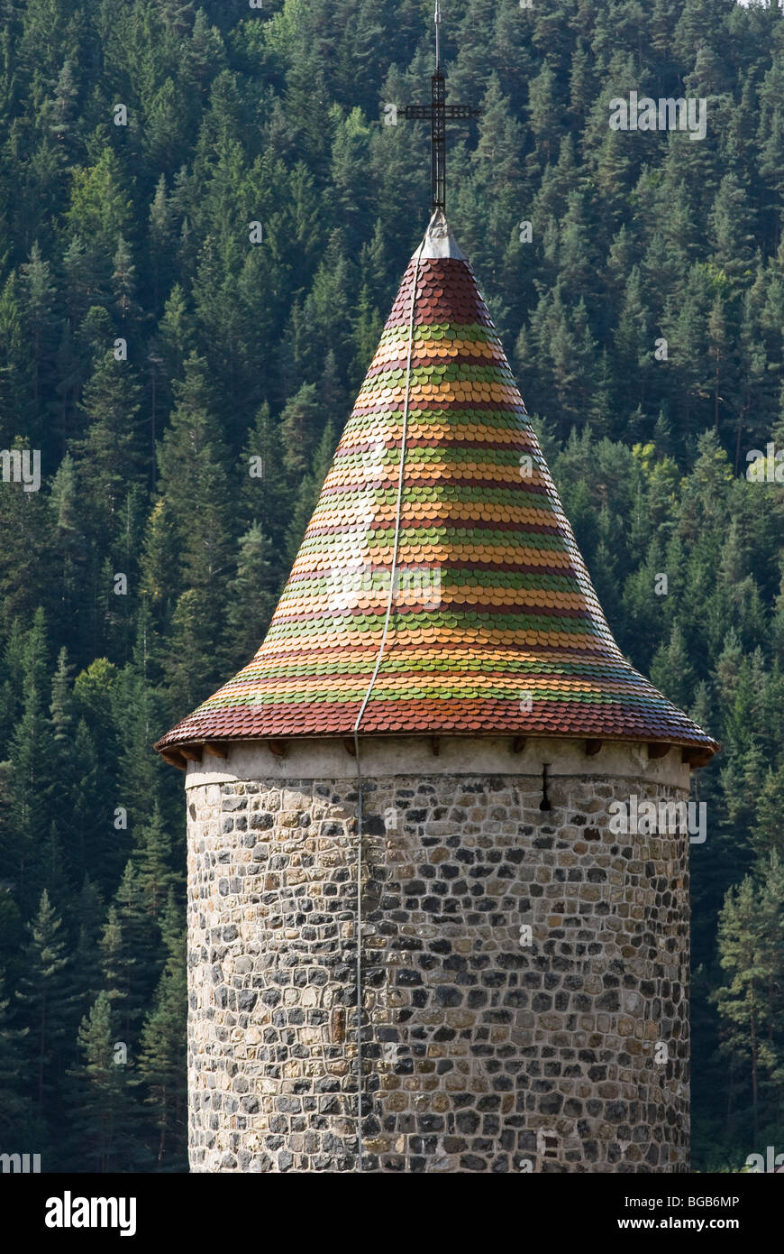 Clocher de l'église avec des toits de tuiles vernissées, Auvergne, France Banque D'Images