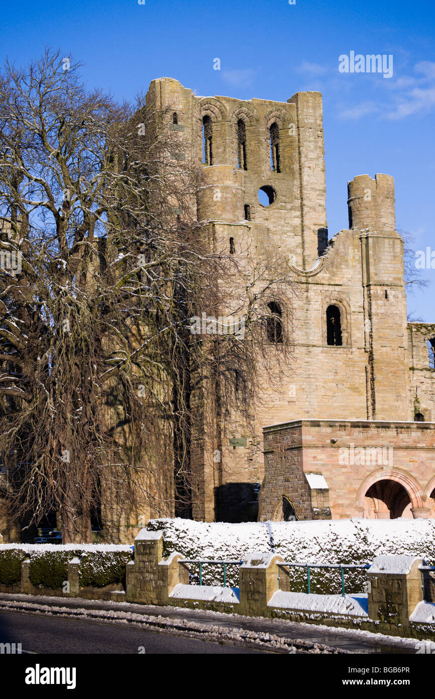 Décembre neige scène Kelso Scottish Borders UK - L'Abbaye de Kelso Banque D'Images