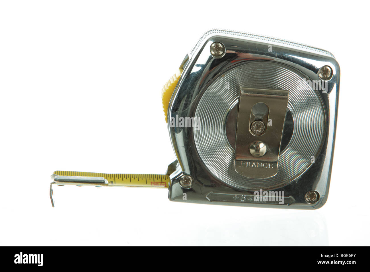 Ruban de mesure en acier inoxydable isolé sur blanc, tourné en studio Banque D'Images
