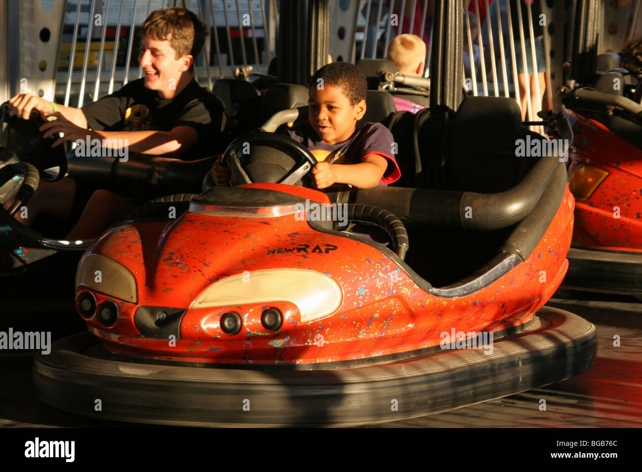 Garçon afro en auto Tamponneuse Carnival Ride. Canfield Canfield, juste, dans l'Ohio. Banque D'Images