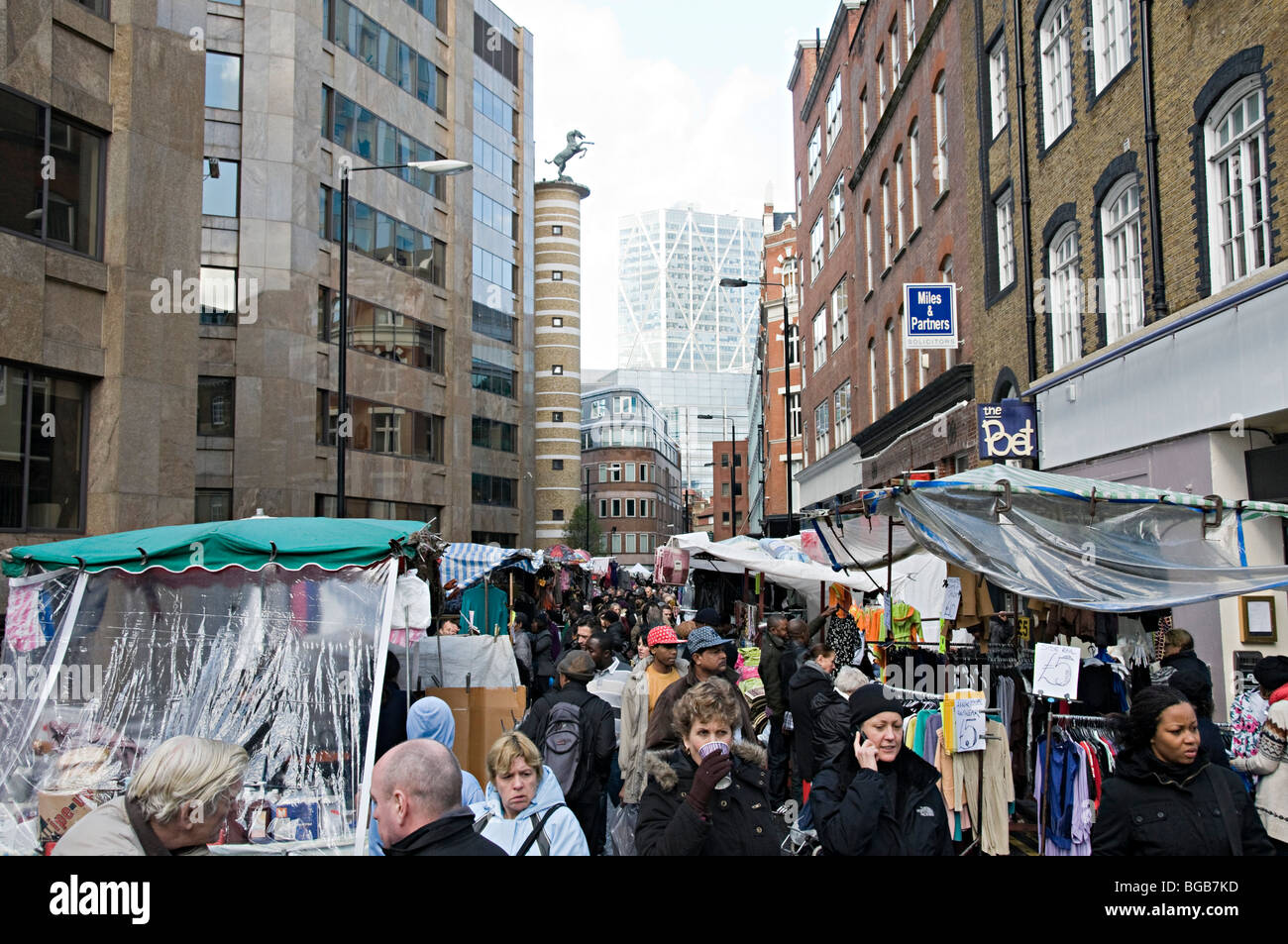 Londres Petticoat Lane market avec les consommateurs à la recherche d'aubaines Banque D'Images