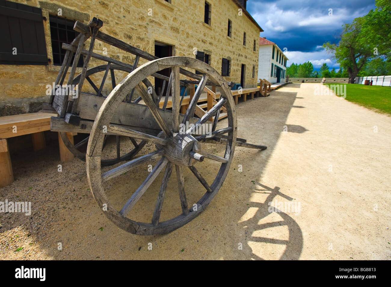 Wagon à l'extérieur de l'entrepôt de fourrures/(grains) construit en 1831 à Lower Fort Garry - un lieu historique national, Selkirk, Manitoba, Canada. Banque D'Images
